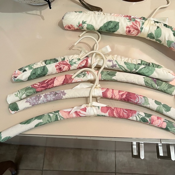 Set of 15 Gently Used Padded Hangers in Vintage Cabbage Rose Cotton Fabric - Picture 12 of 12